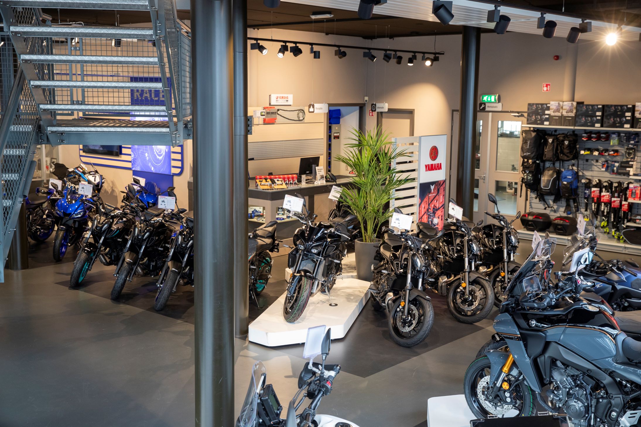 Motorzaak Naarden al bijna 100 jaar 2 x2 5721klein 3